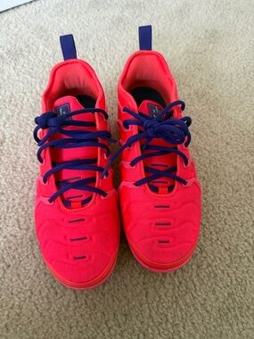 Nike women’s Neon Pink Athletic Sneakers with Navy Laces